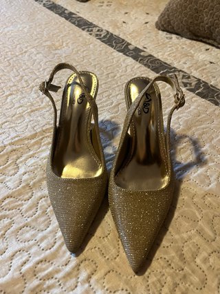 Zapatos de tacón dorados