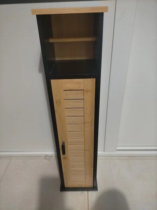 Mueble de baño negro y madera