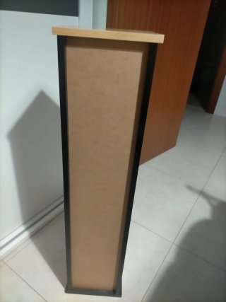 Mueble de baño negro y madera