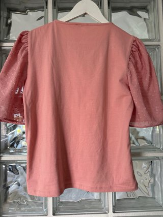 Camiseta Stradivarius manga abullonada rosa