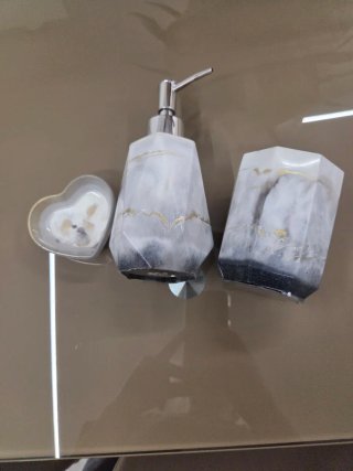 Set bagno effetto marmo con venature oro e argento
