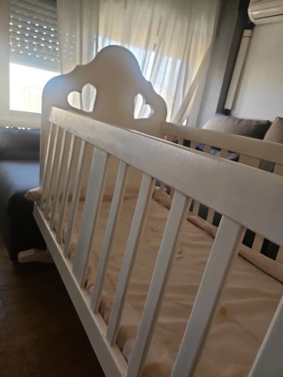 Cuna mecedora de madera para bebé