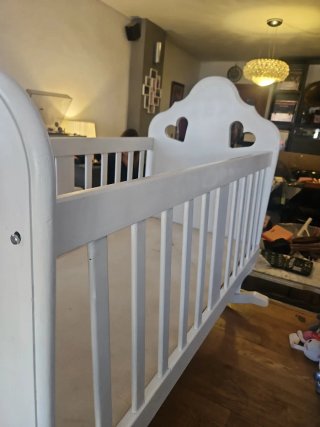 Cuna mecedora de madera para bebé