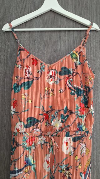 Mono estampado floral naranja.