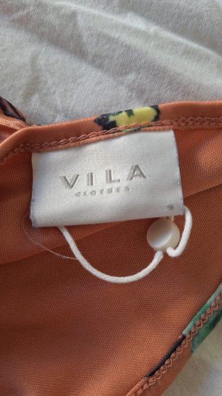Mono estampado floral naranja.