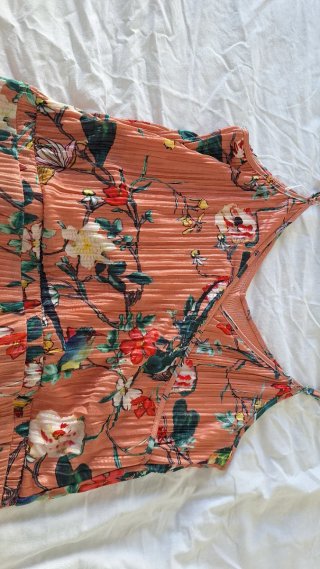 Mono estampado floral naranja.
