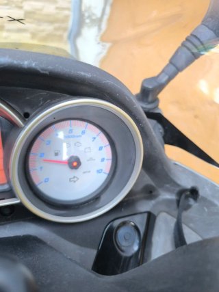 Kymco Scooter Automática Gris y Negra
