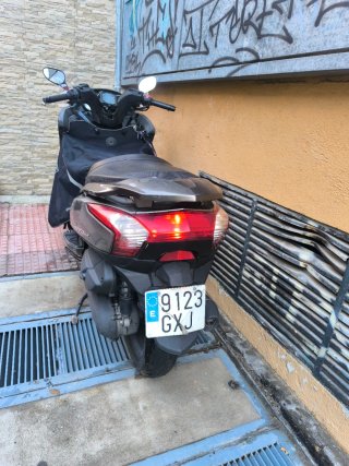 Kymco Scooter Automática Gris y Negra