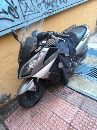 Kymco Scooter Automática Gris y Negra