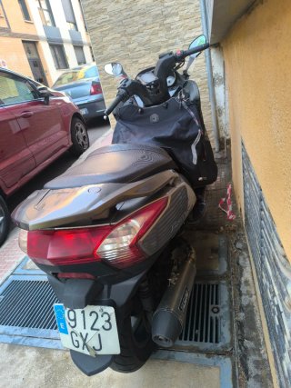 Kymco Scooter Automática Gris y Negra