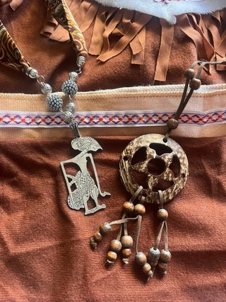Disfraz Inca/Indio con plumas y collares