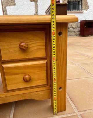 Mesa baja de madera con cajones