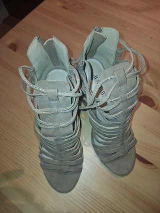 Sandalias Indya tacón bloque tiras beige