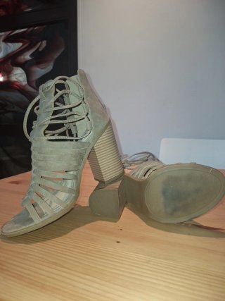 Sandalias Indya tacón bloque tiras beige