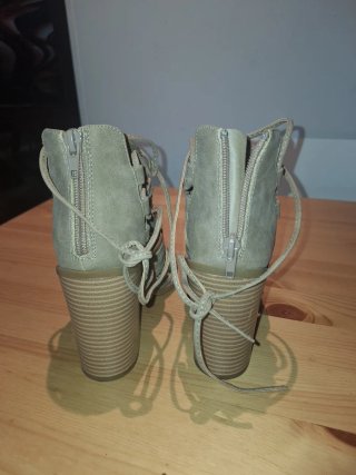 Sandalias Indya tacón bloque tiras beige