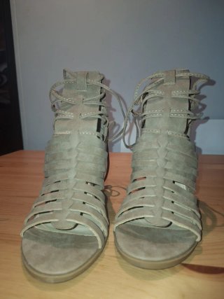 Sandalias Indya tacón bloque tiras beige