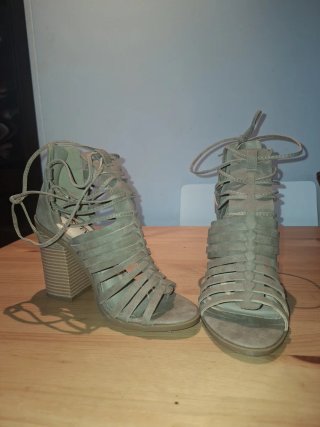 Sandalias Indya tacón bloque tiras beige