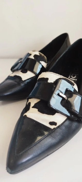Zapatos negros y animalprint con hebilla
