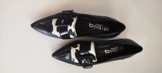Zapatos negros y animalprint con hebilla
