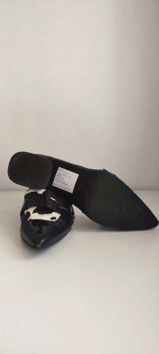 Zapatos negros y animalprint con hebilla