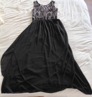 Vestido largo negro con encaje en pecho