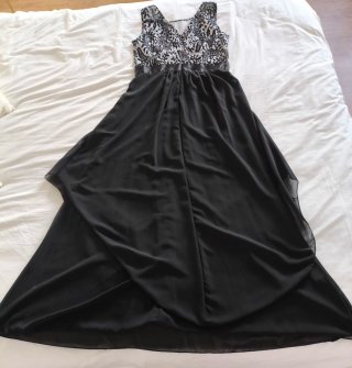 Vestido largo negro con encaje en pecho
