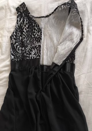 Vestido largo negro con encaje en pecho