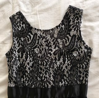 Vestido largo negro con encaje en pecho