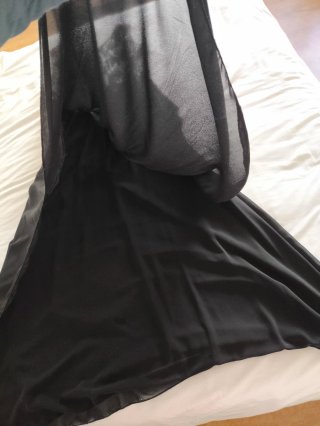 Vestido largo negro con encaje en pecho