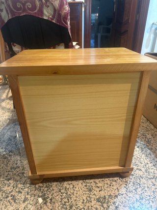 Mesita de noche de madera