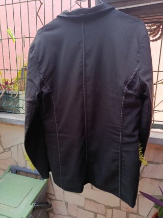 Blazer preto com pespontos brancos