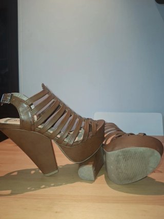 Sandalias de tacón marrón con plataforma