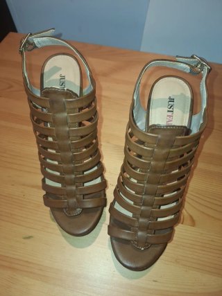 Sandalias de tacón marrón con plataforma