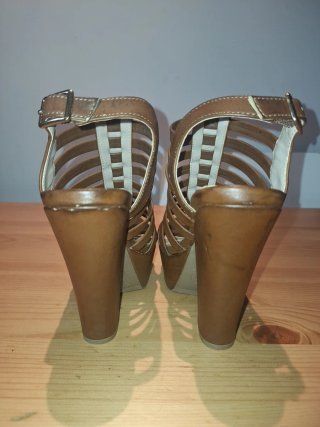 Sandalias de tacón marrón con plataforma