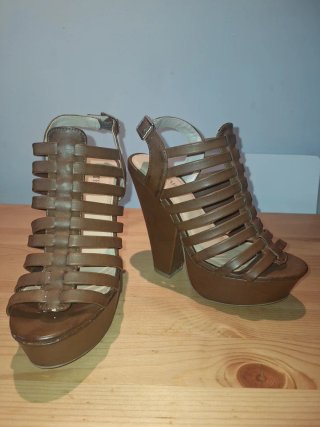 Sandalias de tacón marrón con plataforma