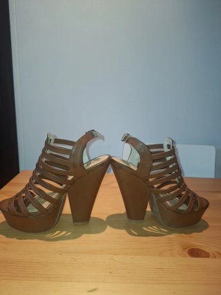 Sandalias de tacón marrón con plataforma