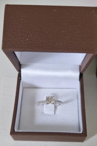 Anillo de compromiso de oro blanco con diamantes