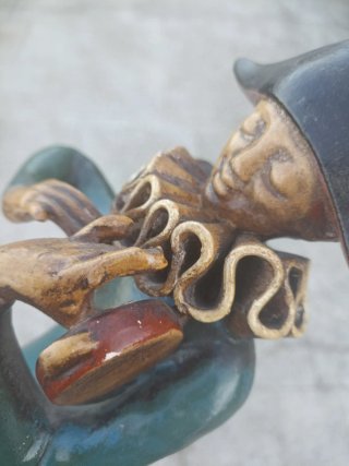 Arlequín de cerámica antiguo