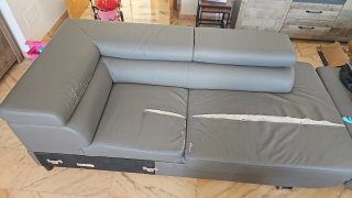 Sofá gris sintético 2 años