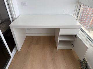 Escritorio blanco con cajón y estantes