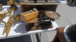 Báscula antigua con juego de pesas