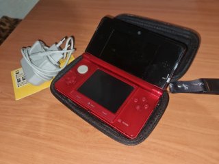 Nintendo 3DS Roja con Cargador y Funda