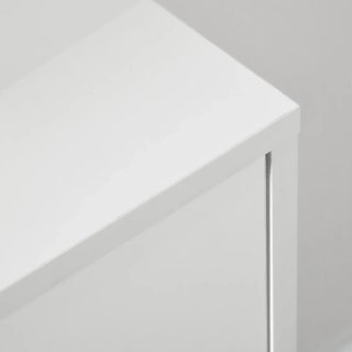 Cómoda blanca con patas de madera