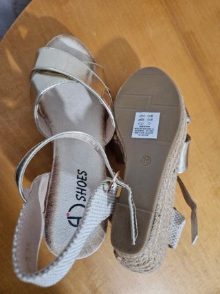 Sandalias cuña beige y doradas