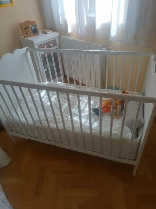 Cuna blanca bebé
