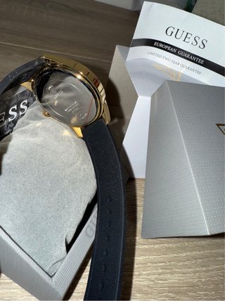 Reloj GUESS Deportivo "Black & Gold" - Nuevo