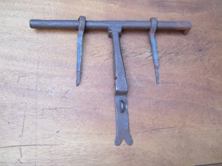 Cerrojo antiguo muy elaborado, forja siglo XVIII.