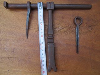 Cerrojo antiguo muy elaborado, forja siglo XVIII.