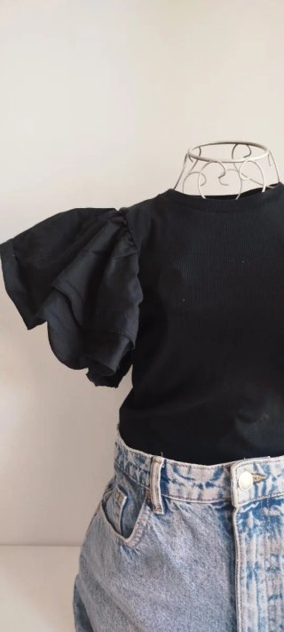Top negro con mangas abullonadas