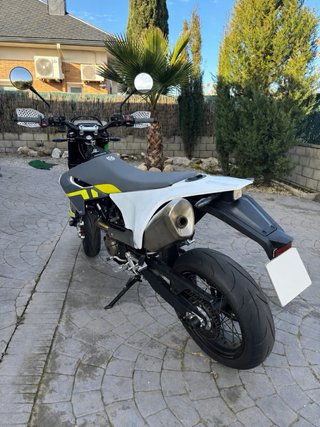 Husqvarna 701 Supermoto 2022 – 75Cv---Full Extras